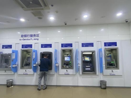 失宠的ATM机价格跌到5万四大行近五年减超8万台